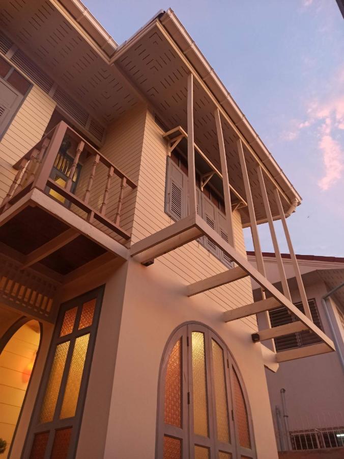 Priya Boutique House Panzió Bangkok Kültér fotó